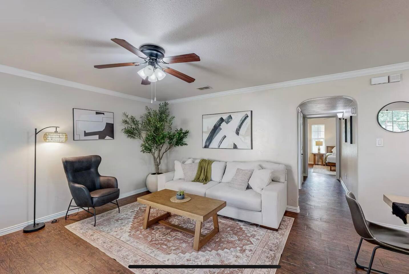 AT&T & Globe Life Comfort. Walk to stadiums