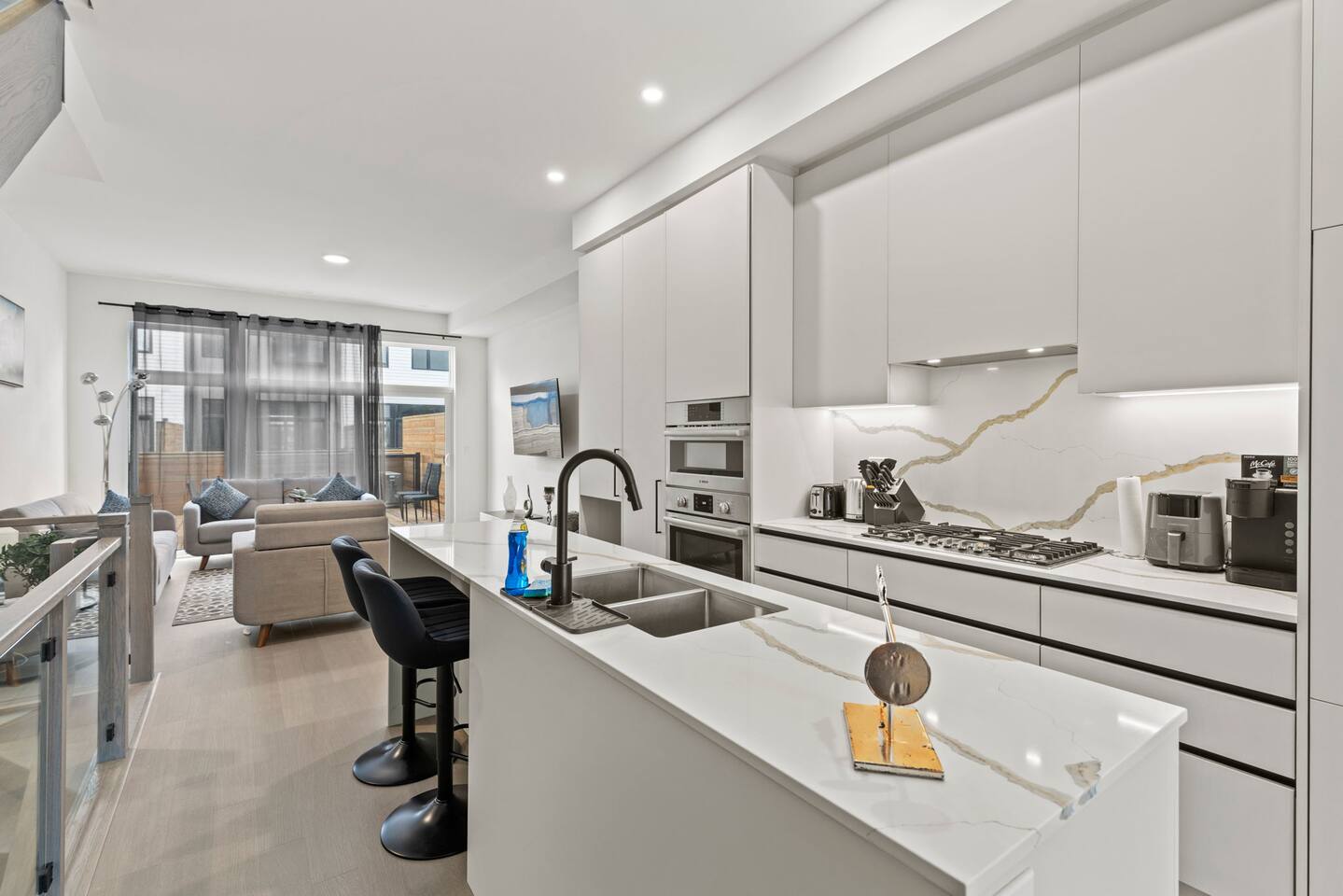 Luxury Townhouse w/ Deck Near FIFA Toronto