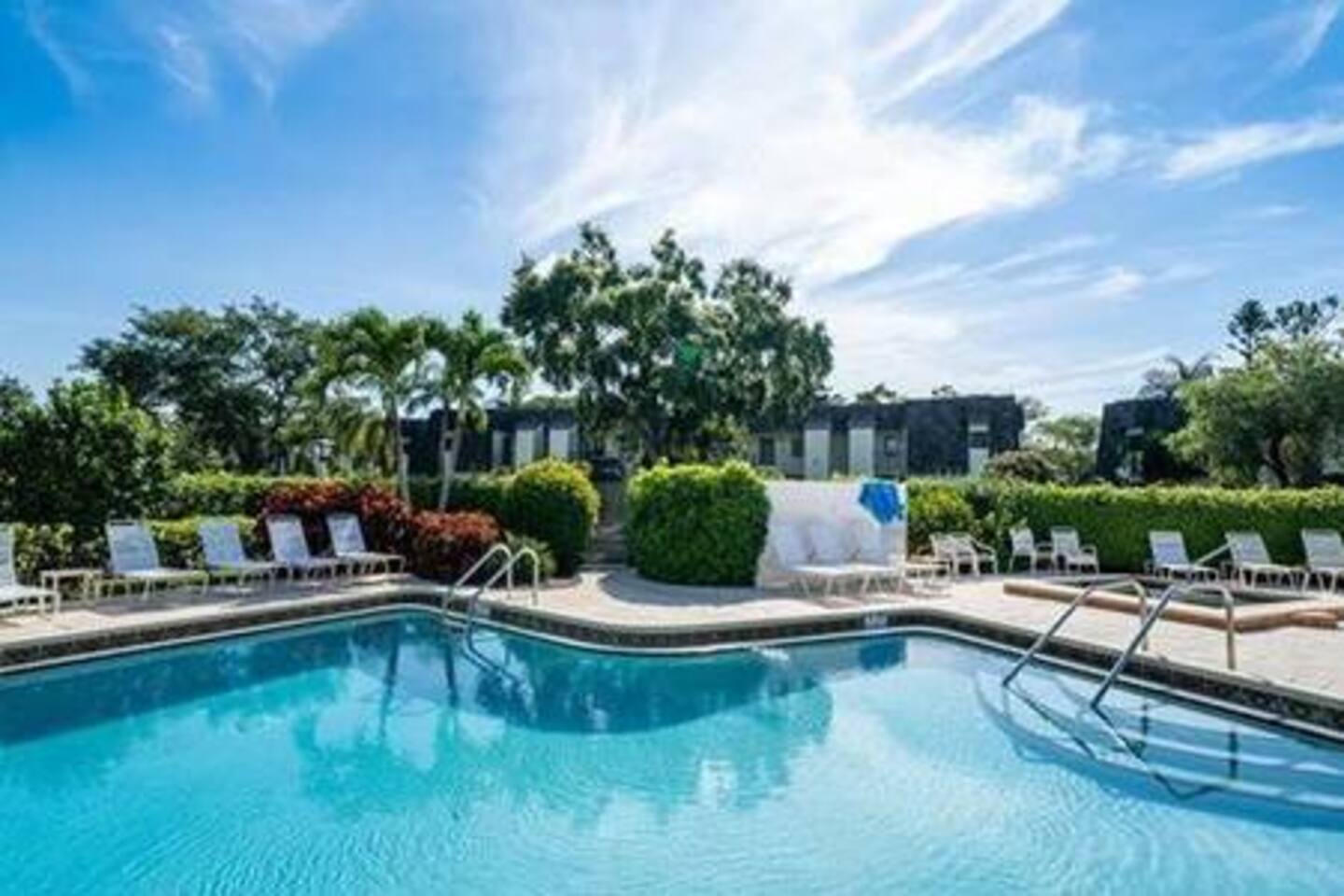 Lake View| 1st Floor | Heated Pool | Beach 3 Miles