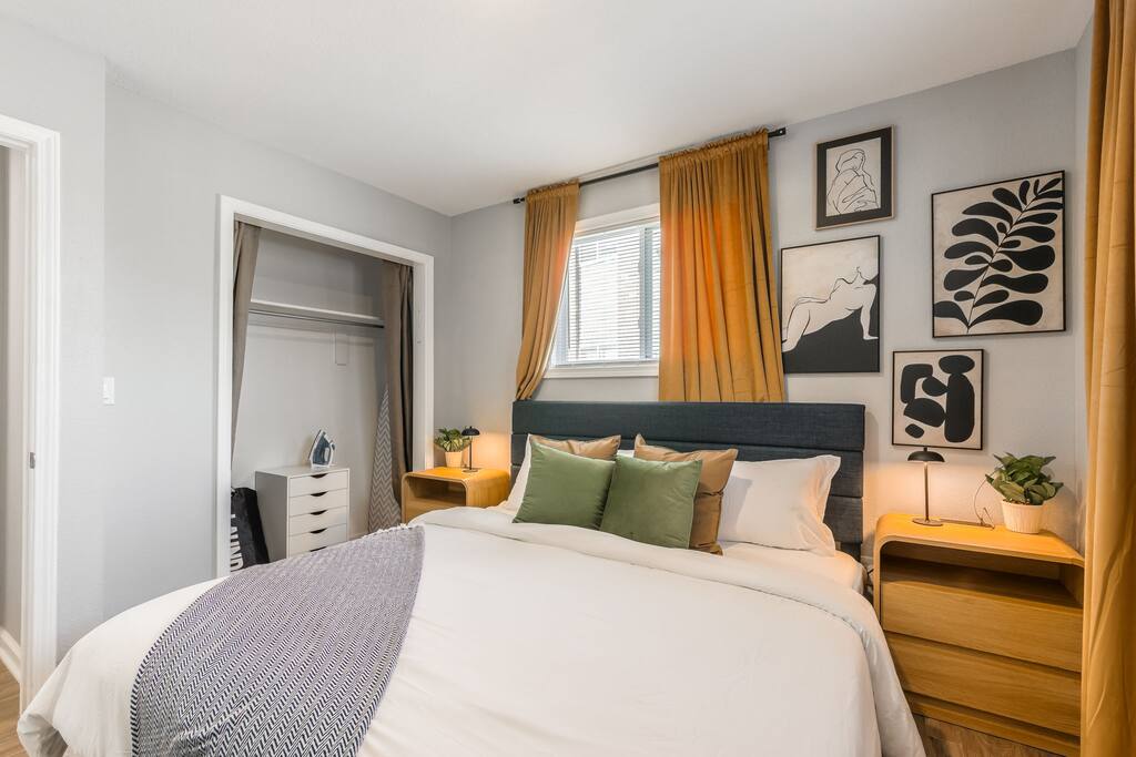 Home in Kansas City 15 mins to KCI with a KING bed and workspace