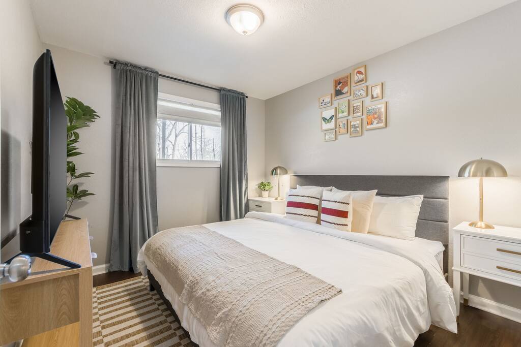 Apartment Kansas City 15mins to KCI with a KING bed and work desk