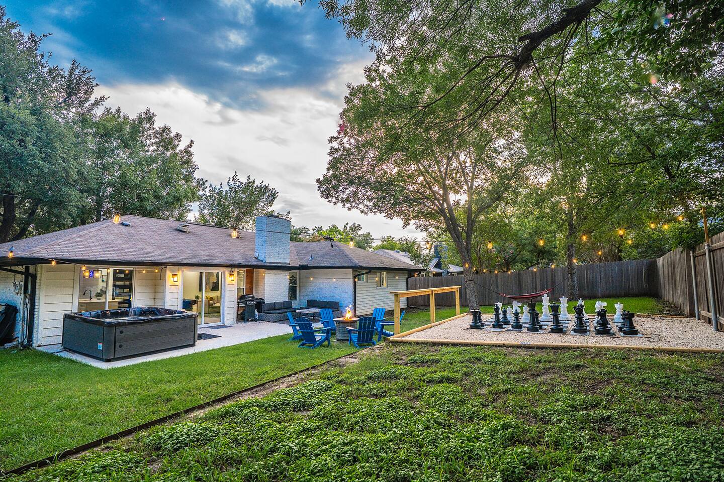 Hot Tub, Firepit & Giant Chess at Austin Hideaway