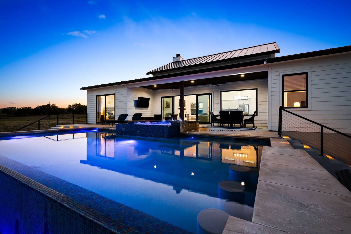 NEW Hot Tub, Pool, Fire Pit, Views on 10 acres