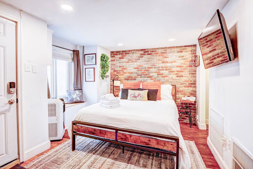 Eagle's Landing - Logan Airport