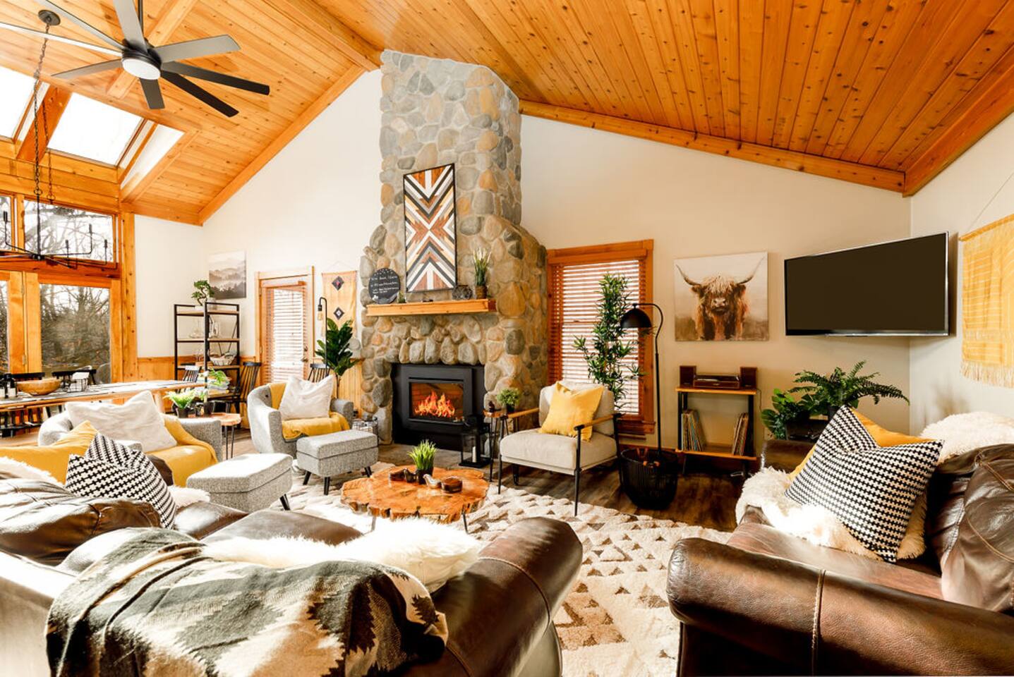 Winter Fun! Hot tub-Fires in/outdoor-Game room!