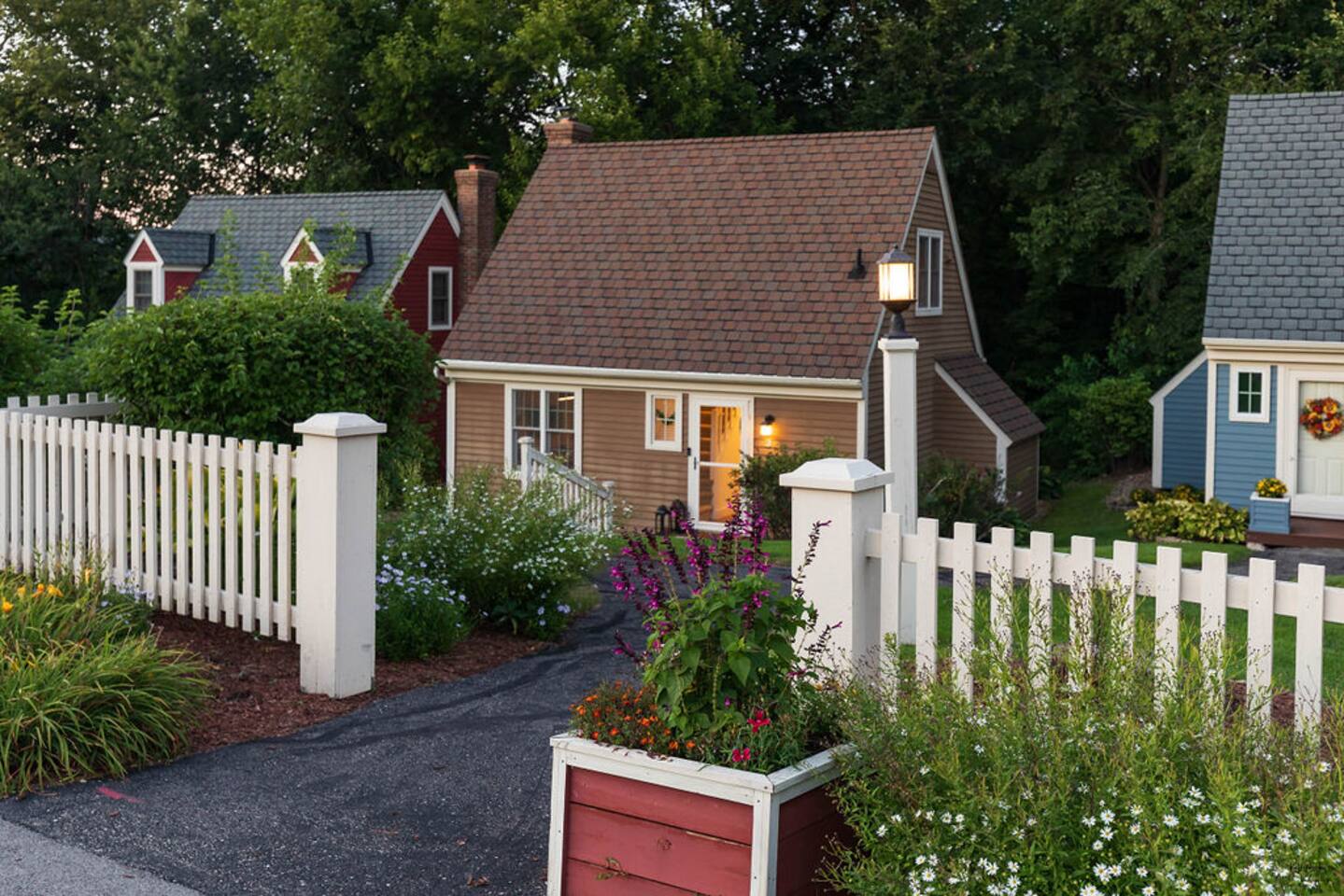 Hygge Romantic Getaway-Electric Fireplace-King bed