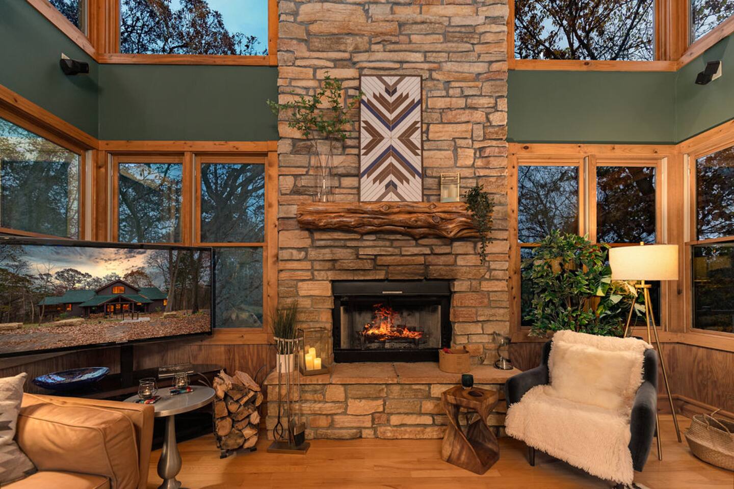 *Hot tub-Fire-3 king beds-Game room*Winter fun!*