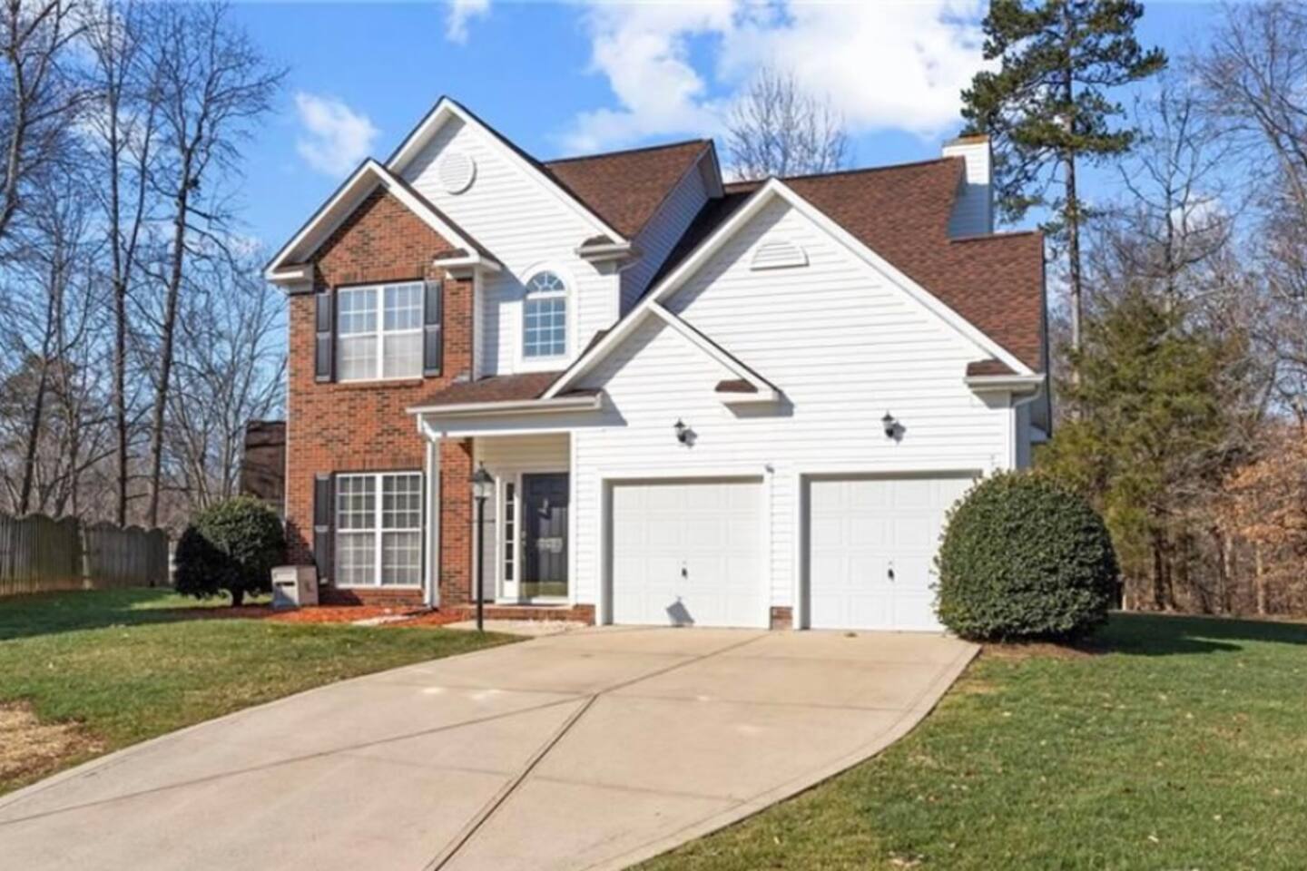 Centrally located quiet home LARGE YARD 3 bedrooms