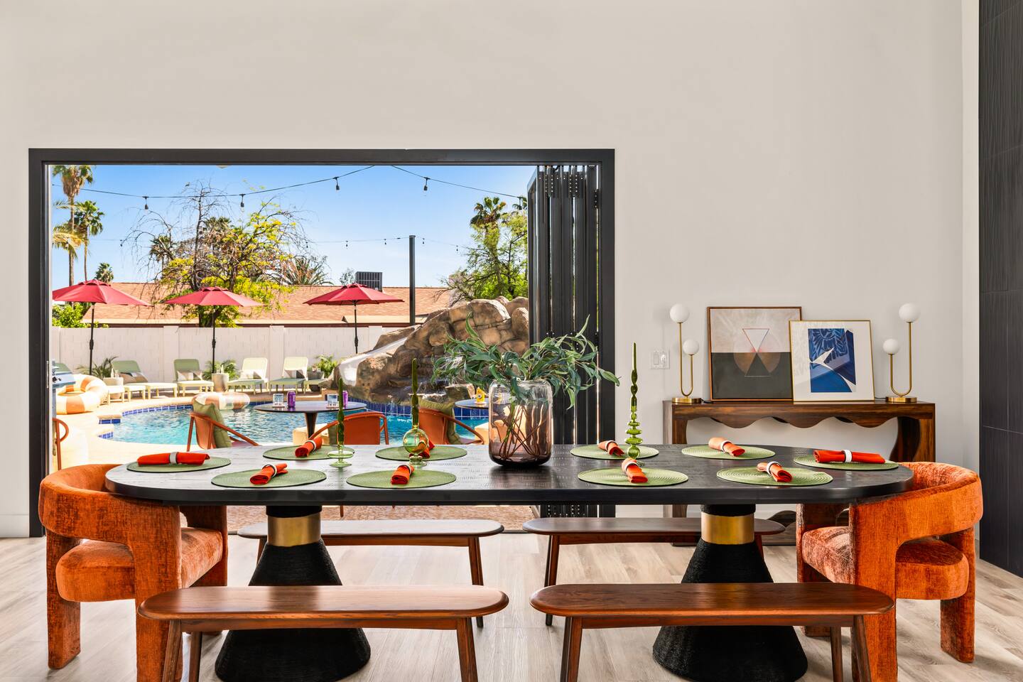 ️✨ Stylish dining area with a sleek table, modern chairs, and cozy bench seating. Large glass doors open to pool views, filling the space with natural light, perfect for family dinners, group meals, or celebrating special moments together.