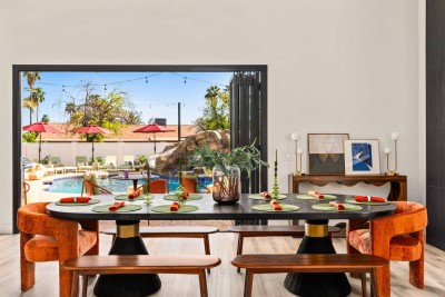 ️✨ Stylish dining area with a sleek table, modern chairs, and cozy bench seating. Large glass doors open to pool views, filling the space with natural light, perfect for family dinners, group meals, or celebrating special moments together.