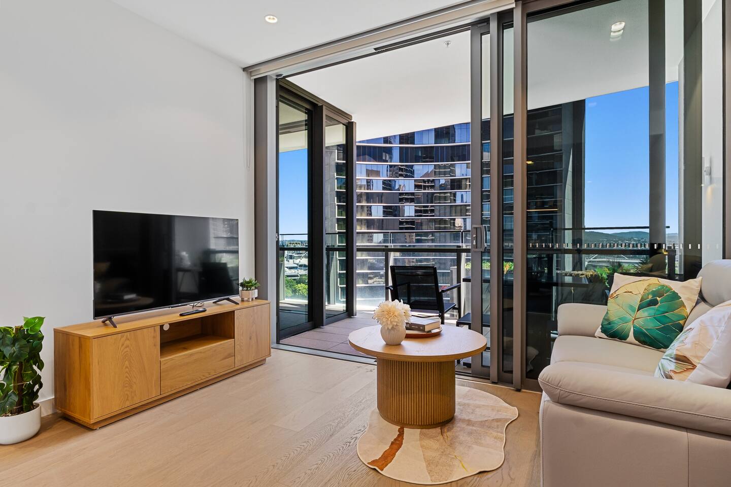 New Private Apt in Queens Wharf lv12
