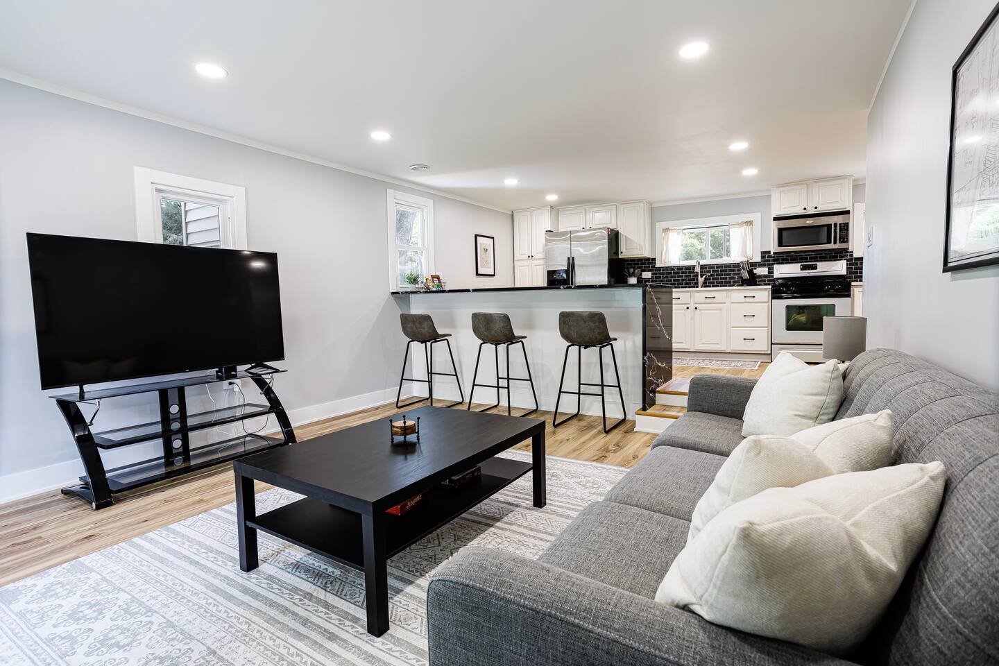 Stylish Lockport Home | King Bed + Coffee Bar