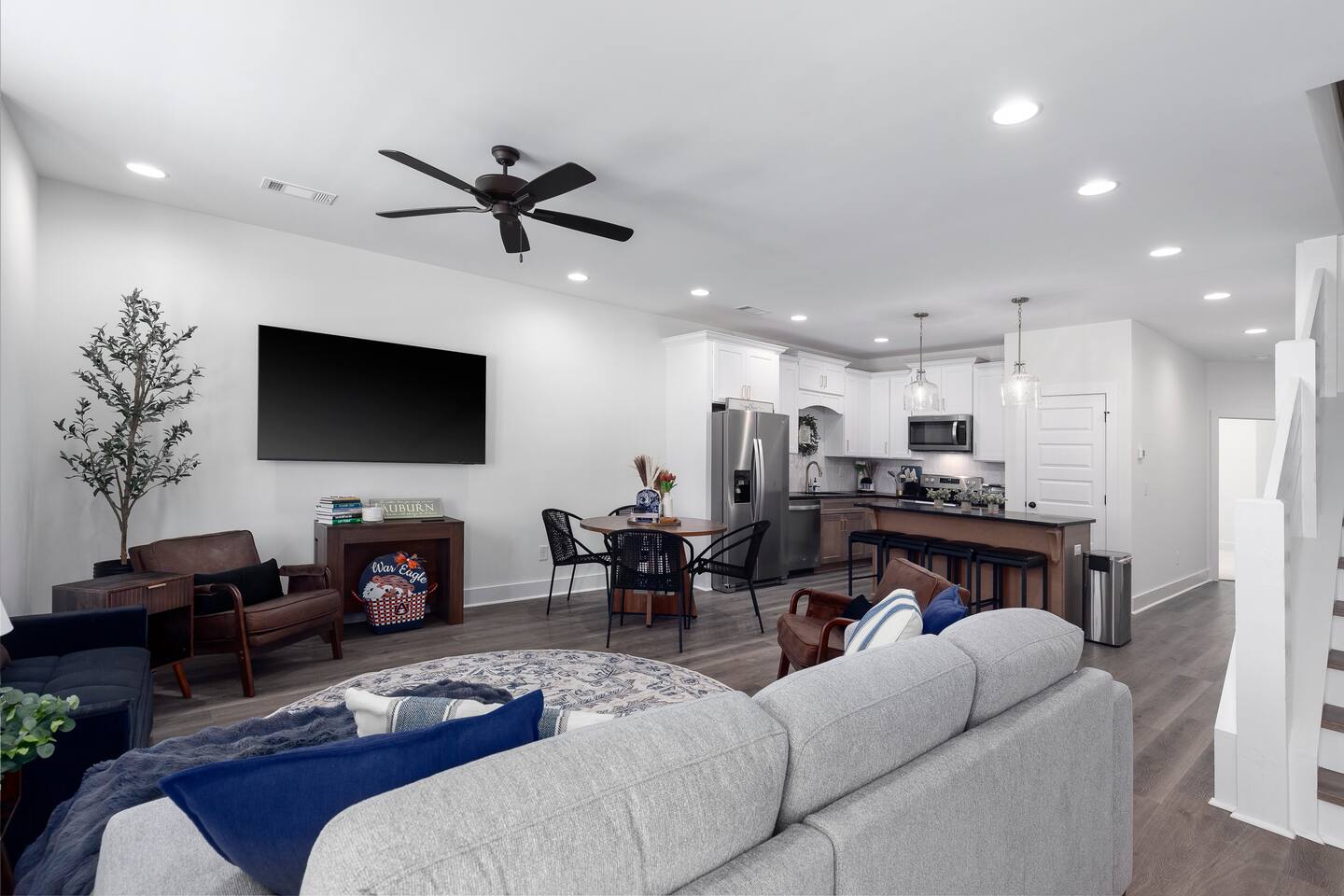 Modern Comfort Near AU l Perfect for Families & Fans — photo 1