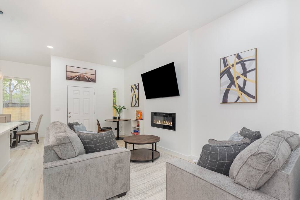 Cozy Stay by EpicCentral & AT&T | Sleeps 12 & Yard