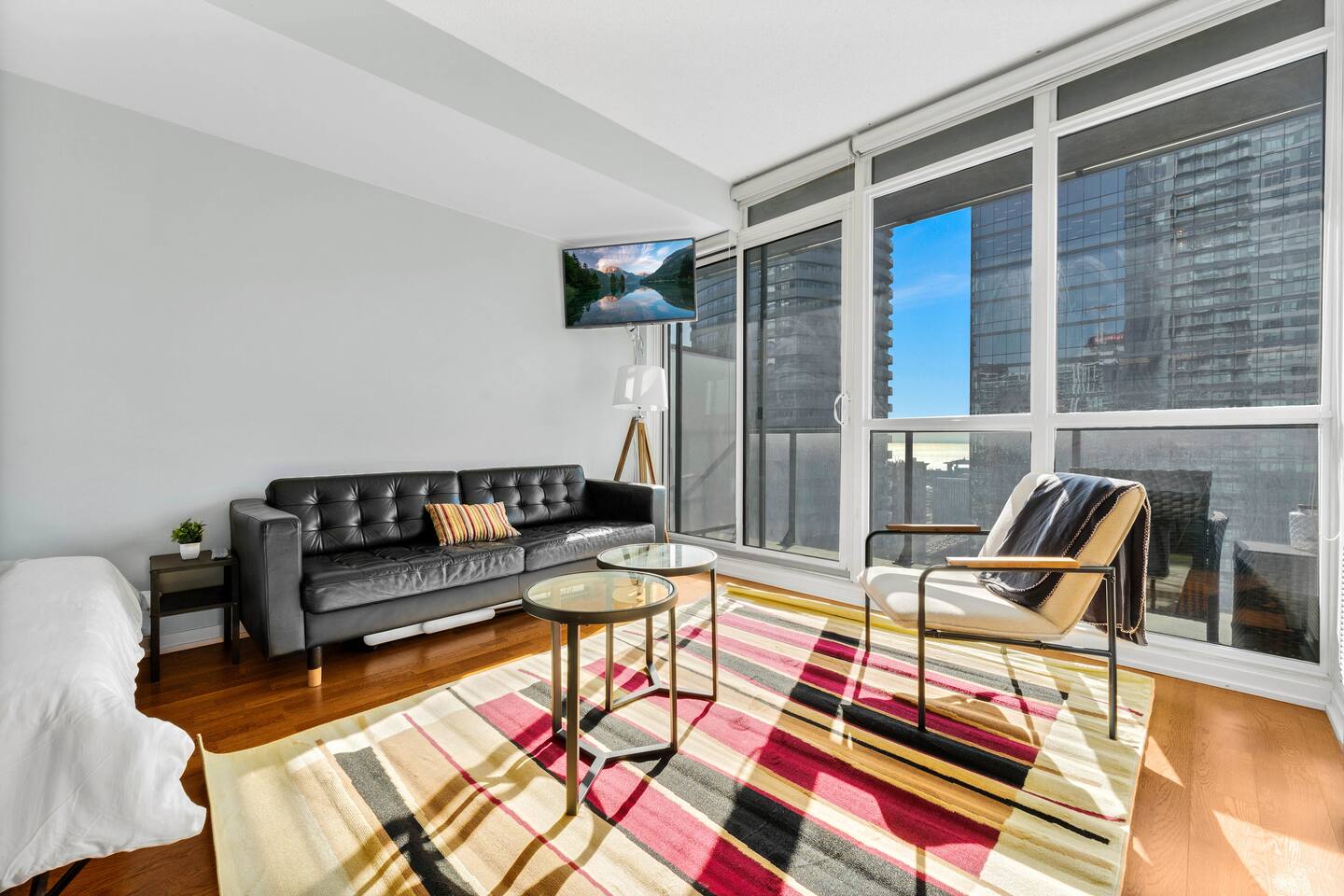 The 6ix Highrise Studio | CN Tower Lookout - Studio