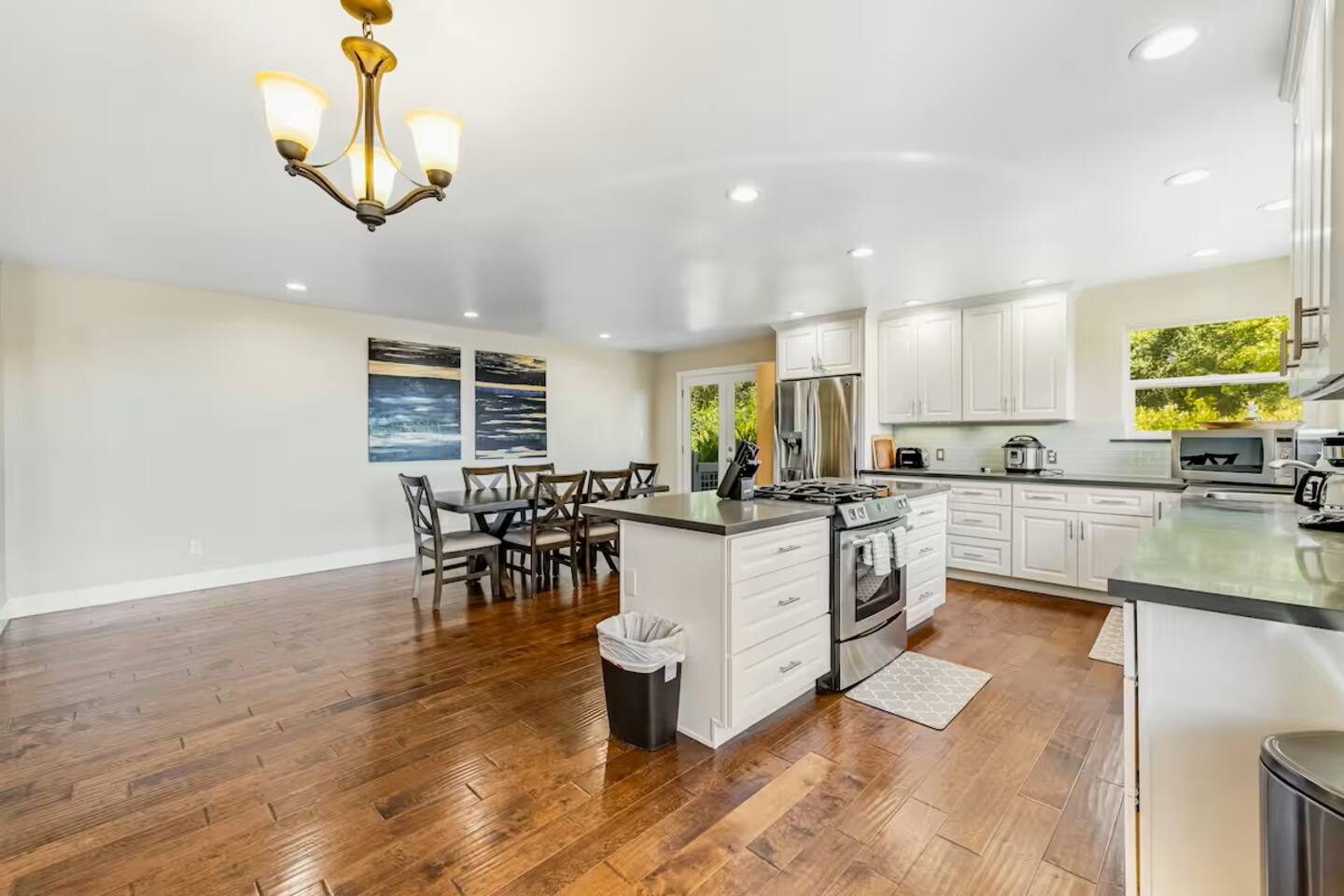 Where good meals and great company come together.