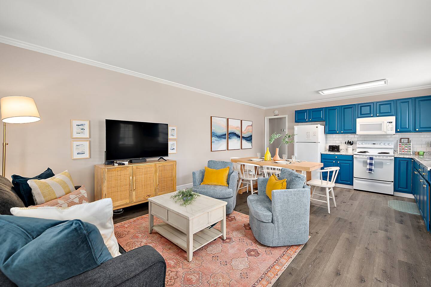 NEW Coastal-Chic Getaway/3 Blocks to Beach/Balcony