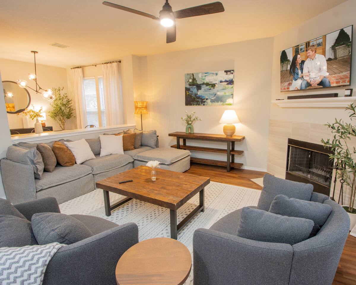 San Antonio Retreat Family Home. 4/2.5 w/Yard