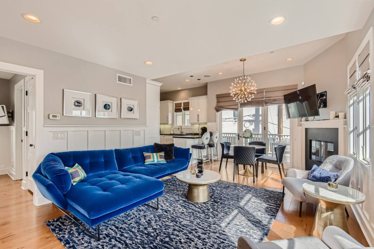 Designer Condo 2 Blocks to Beach w Private Hot Tub