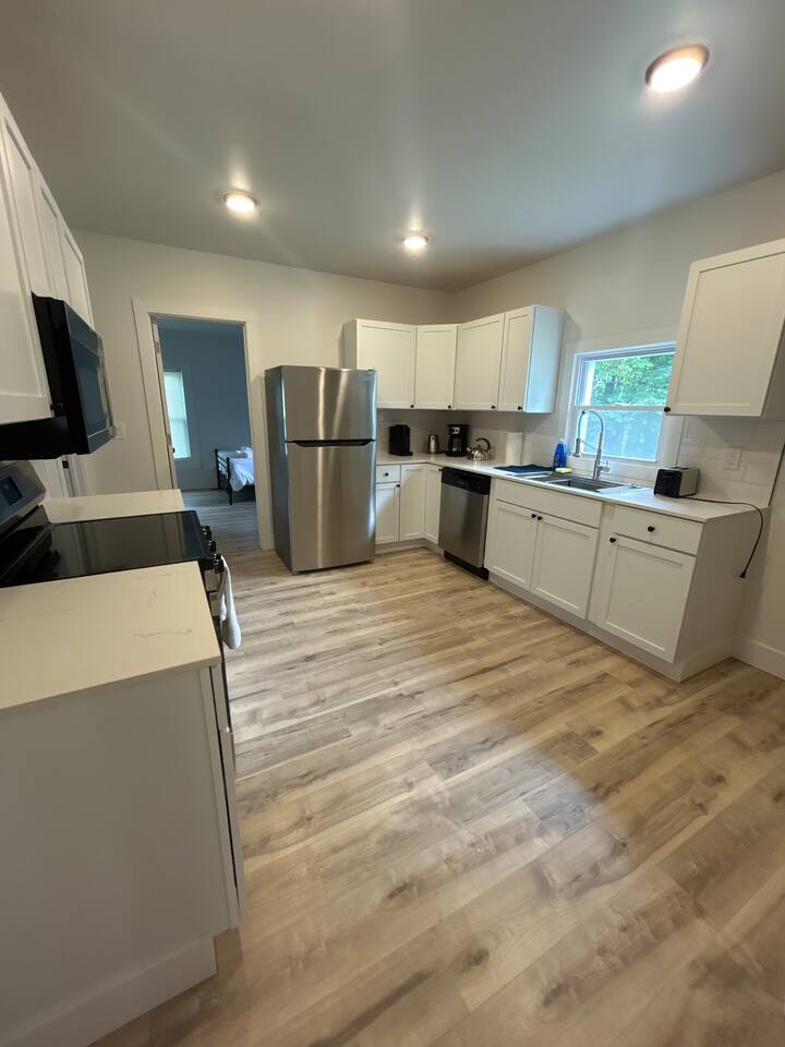 Short Walk to Niagara Falls 6 Bedrooms