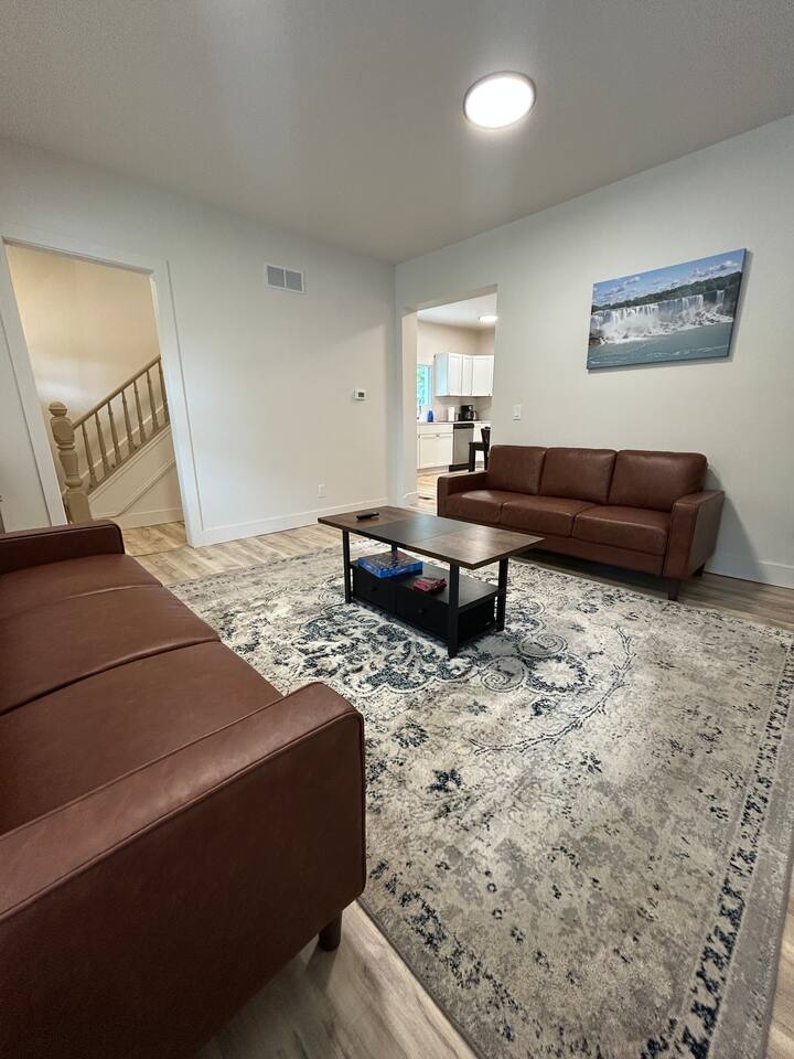 Short Walk to the Falls Newly Renovated 4 Bedroom