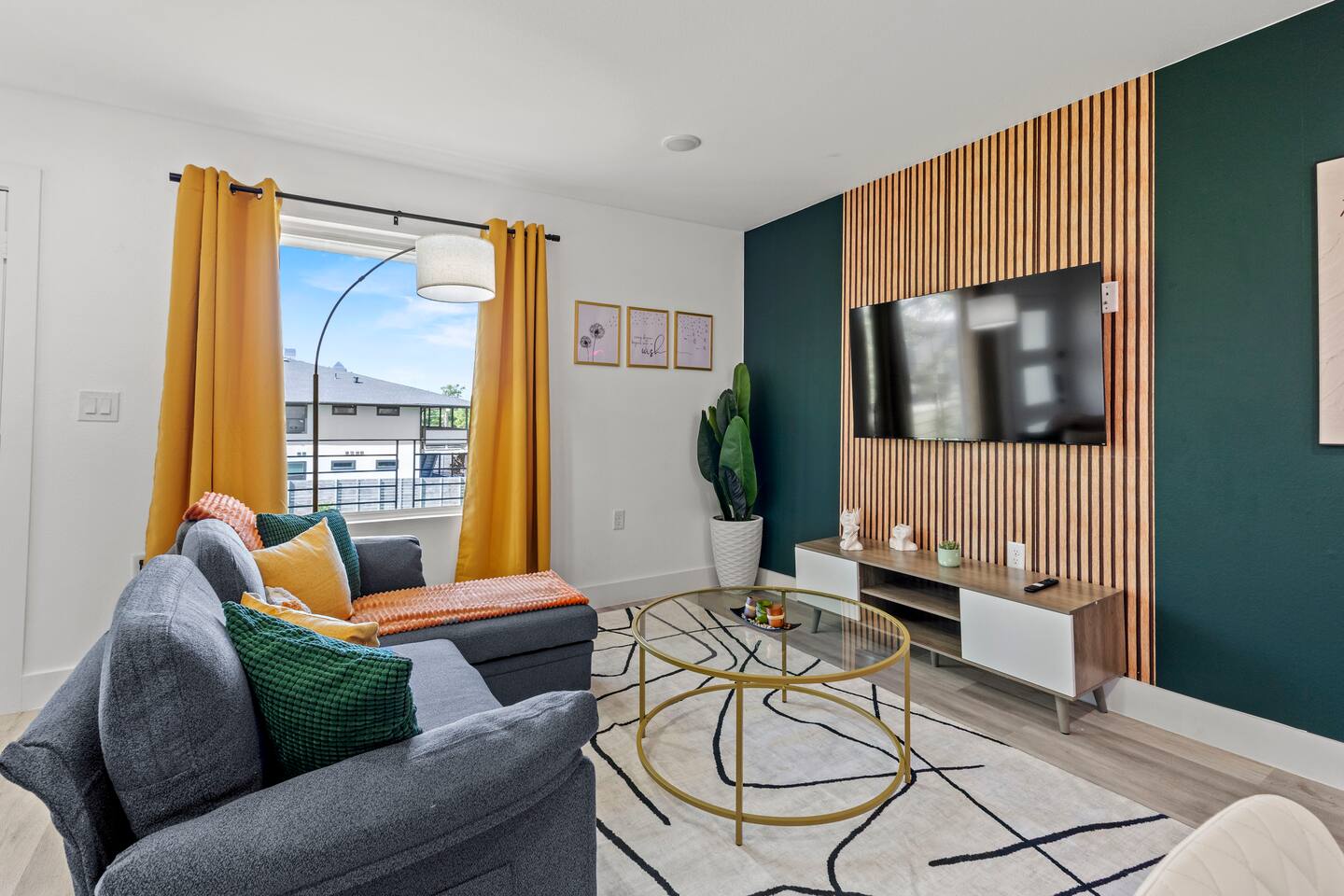 King Bed •Fast WiFi •Free Parking •Walk to Dining