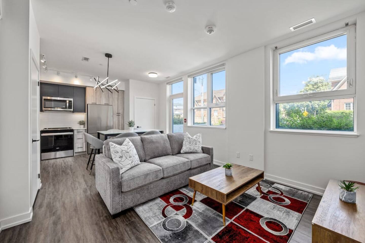 Modern 3Br+Den 2-Storey Townhome w/free parking
