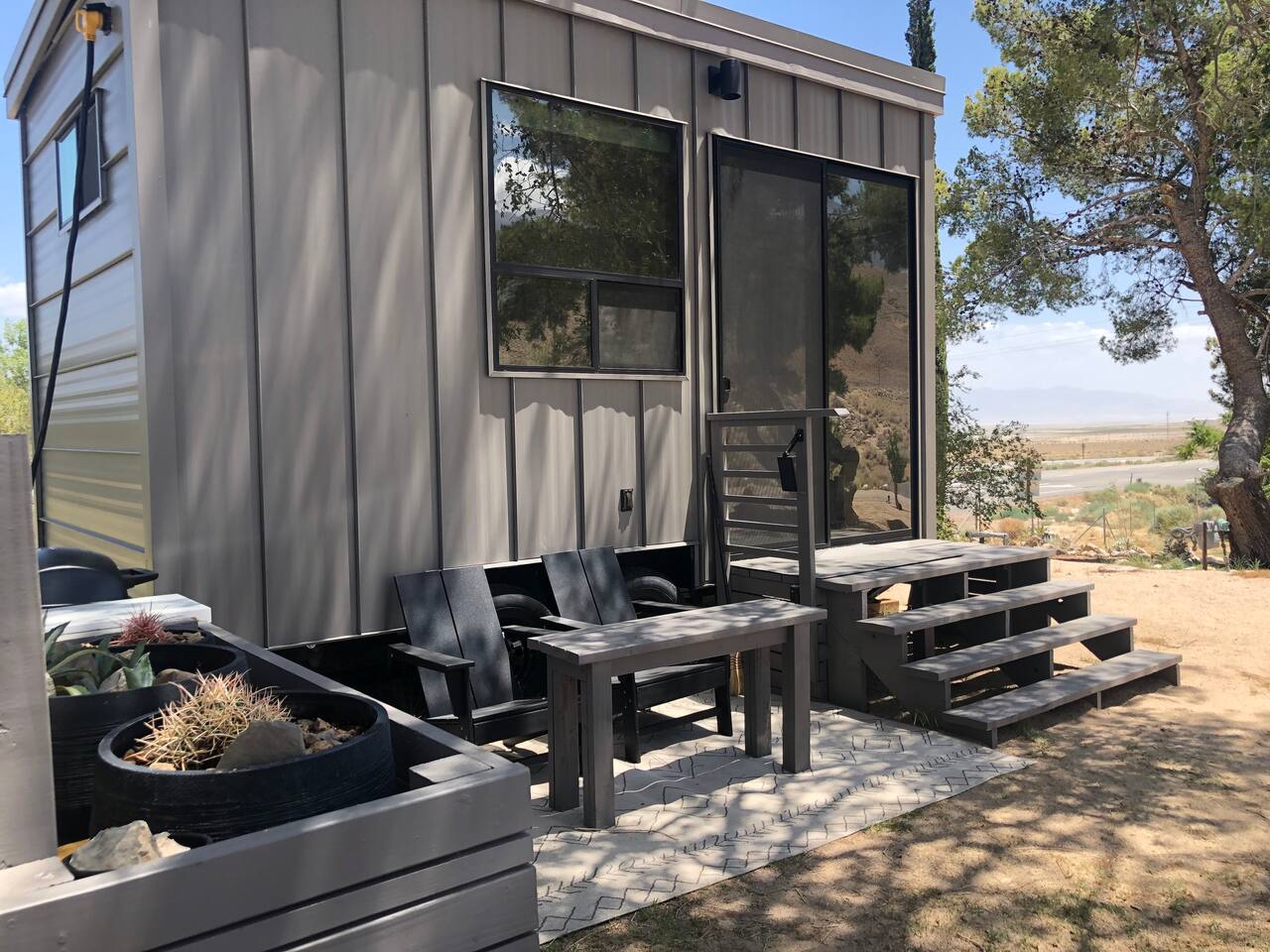 "TINY" HOME w/ expansive views of the Sierras