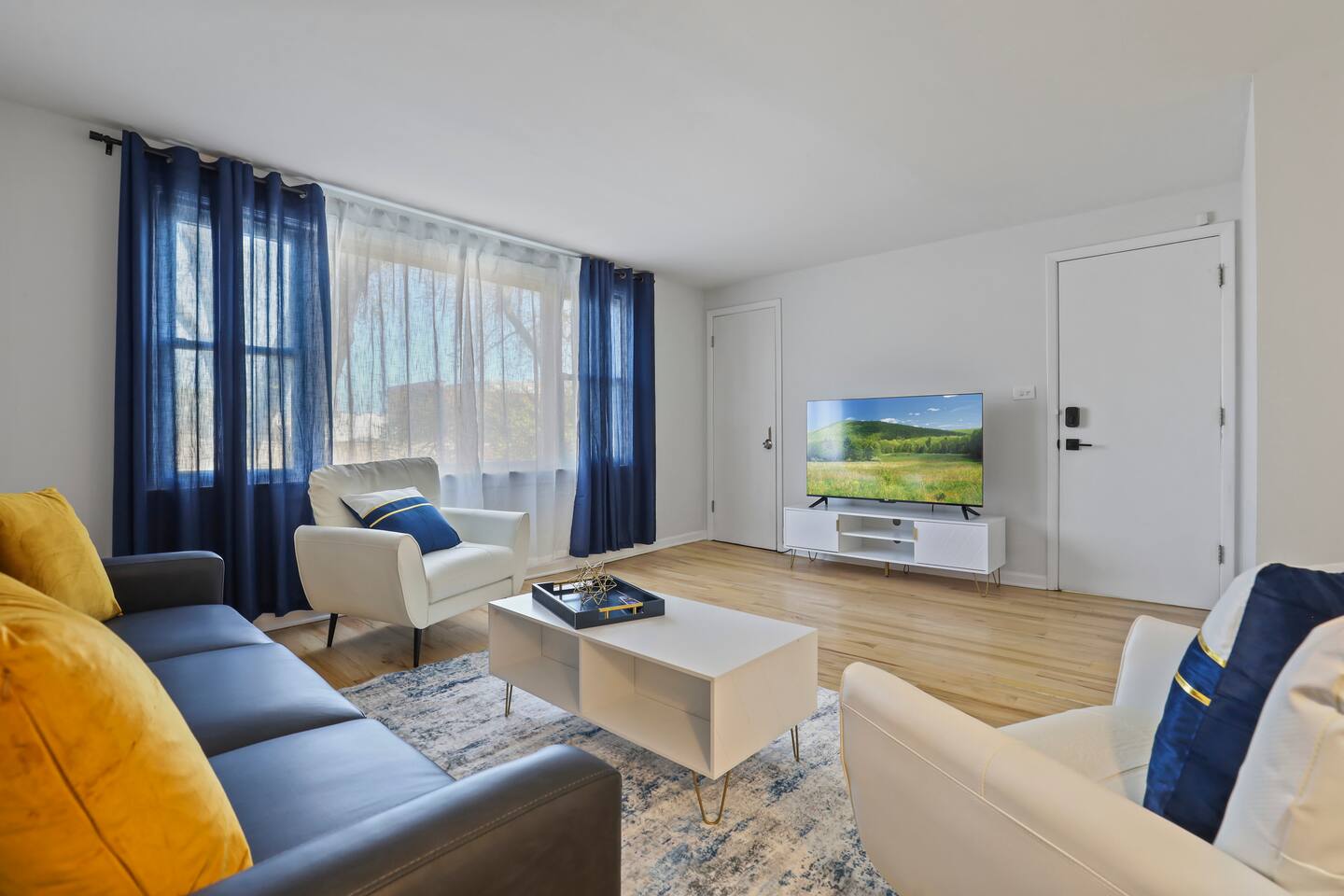 Chicago Chic: 2 BR - 1 BA & Garage