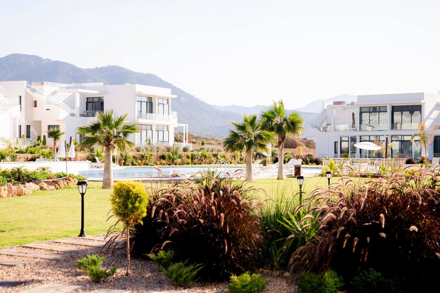 Schickes Penthouse in grünem Resort: Pool + Gym