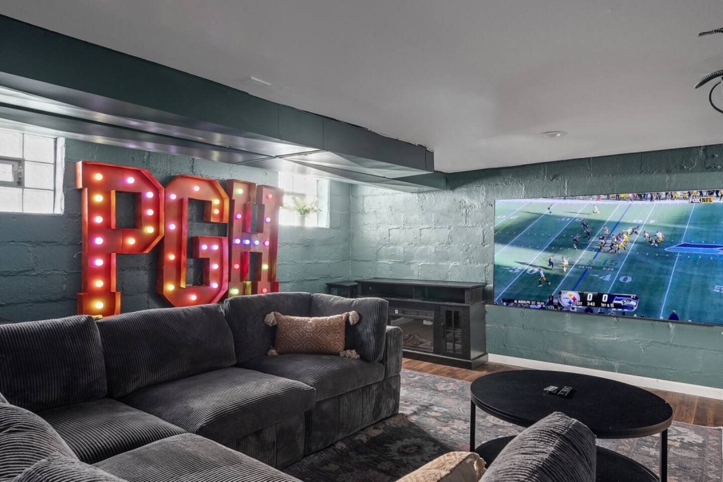 NEW! Stunning 5bdr game+movie room, VIEW, Parking!