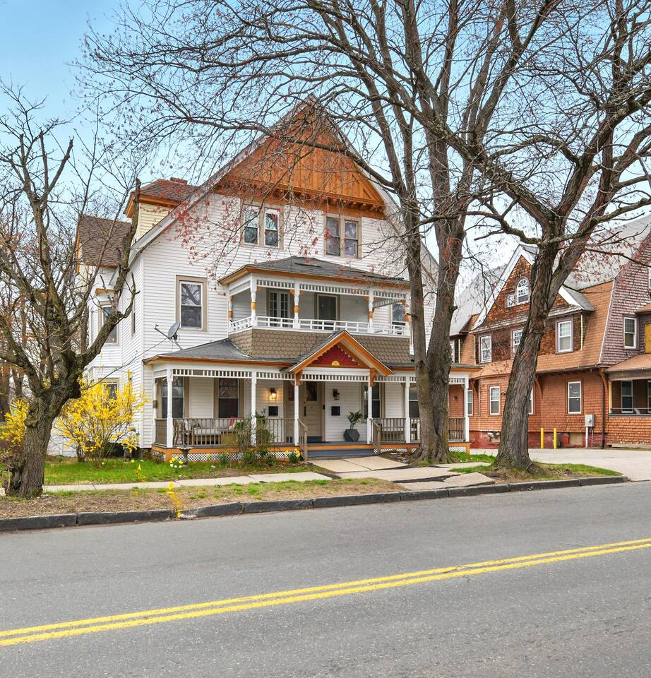 Saint James Manor | Sleeps 24 in Style & Comfort