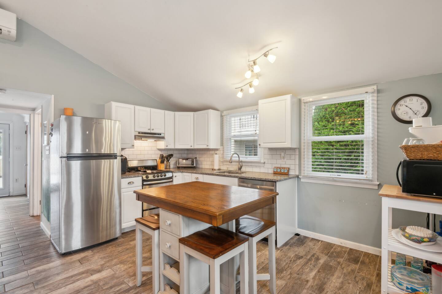 Updated 2nd floor Surf City - 1 block from beach!