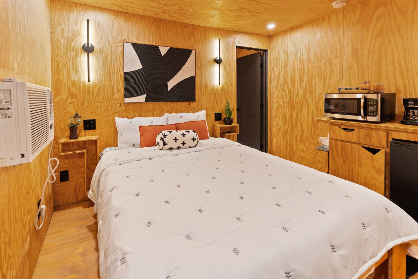 Unique*NEW*Hot Tub Studio*Mins to DT & PHX Airport