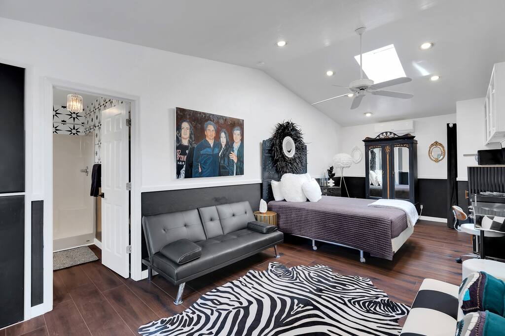 Dreamy, monochromatic studio! Close to campus!