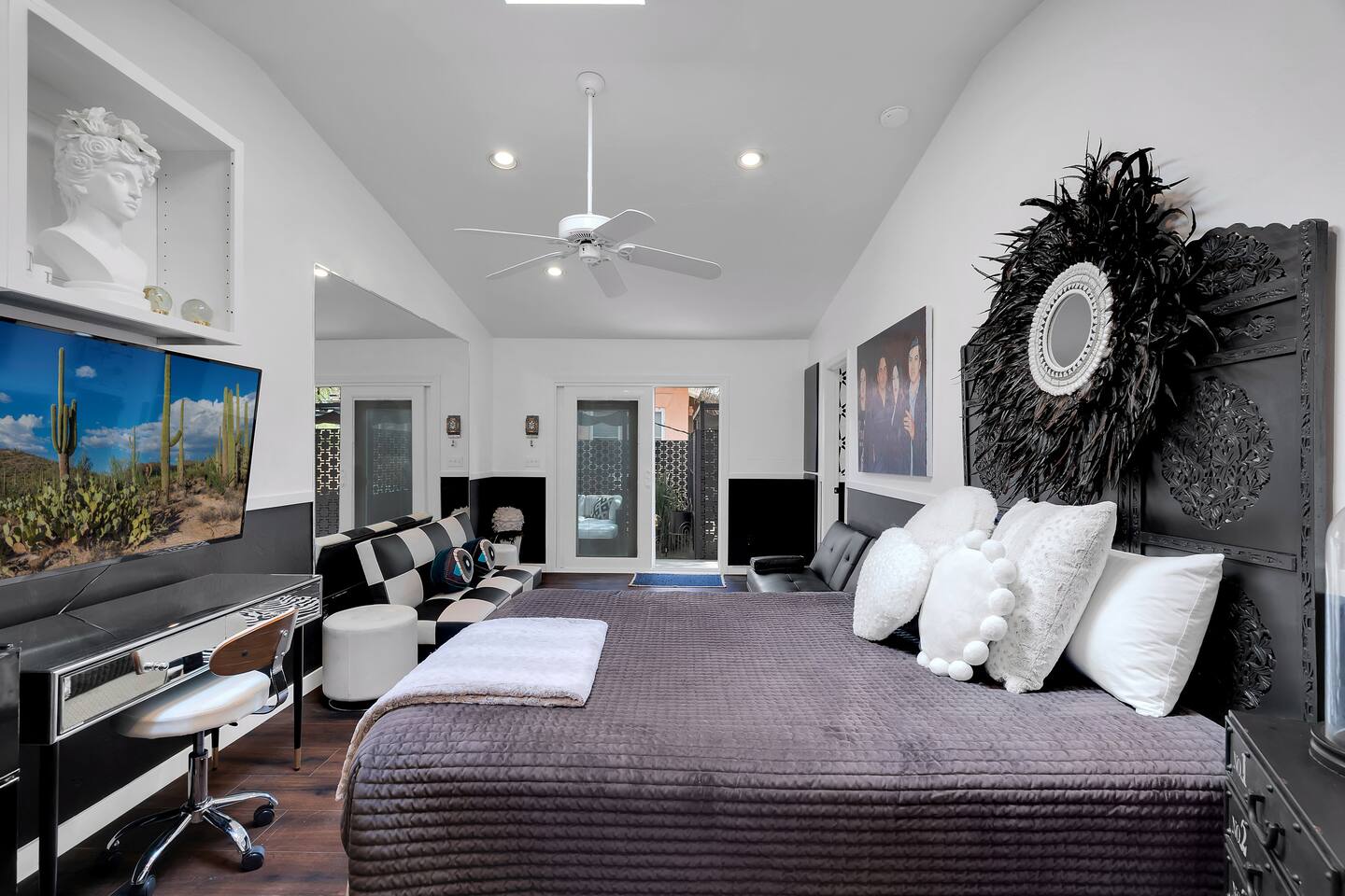 Dreamy, monochromatic studio! Close to everything!