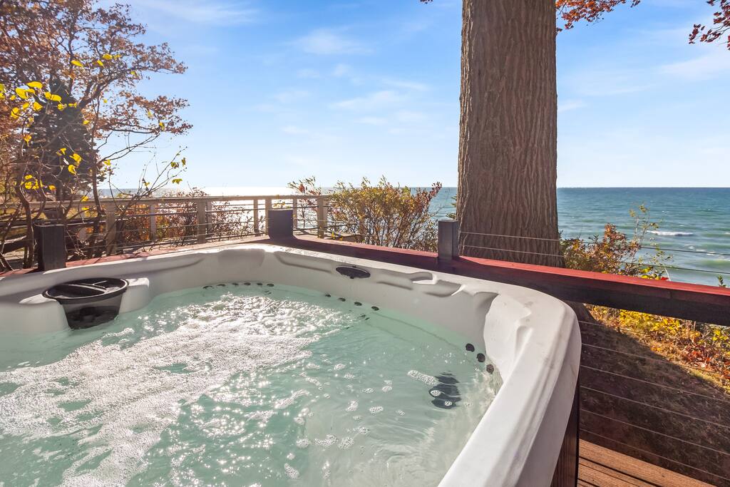 Lakefront Cottage with Hot Tub & Beach Access