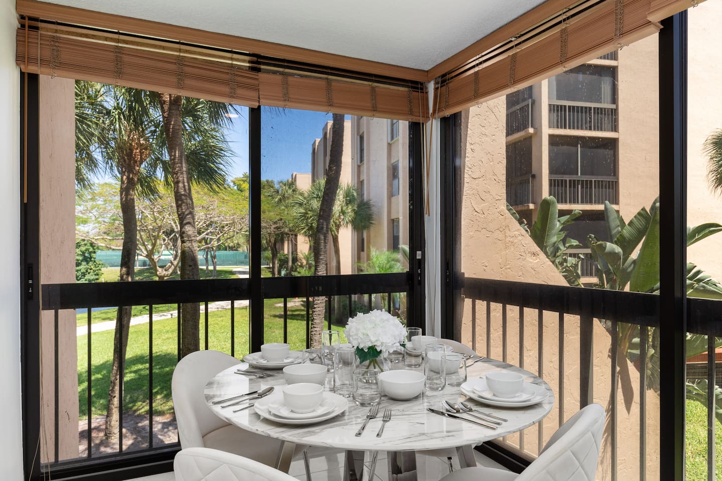 2-bedroom modern apt w/ king bed & pool, 10 min.