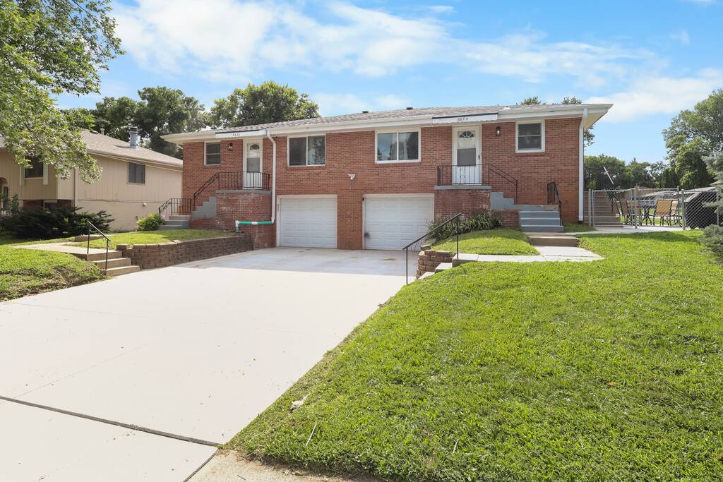 Full Duplex, 8 Bedrooms, 4 Baths, 2 Kitchens