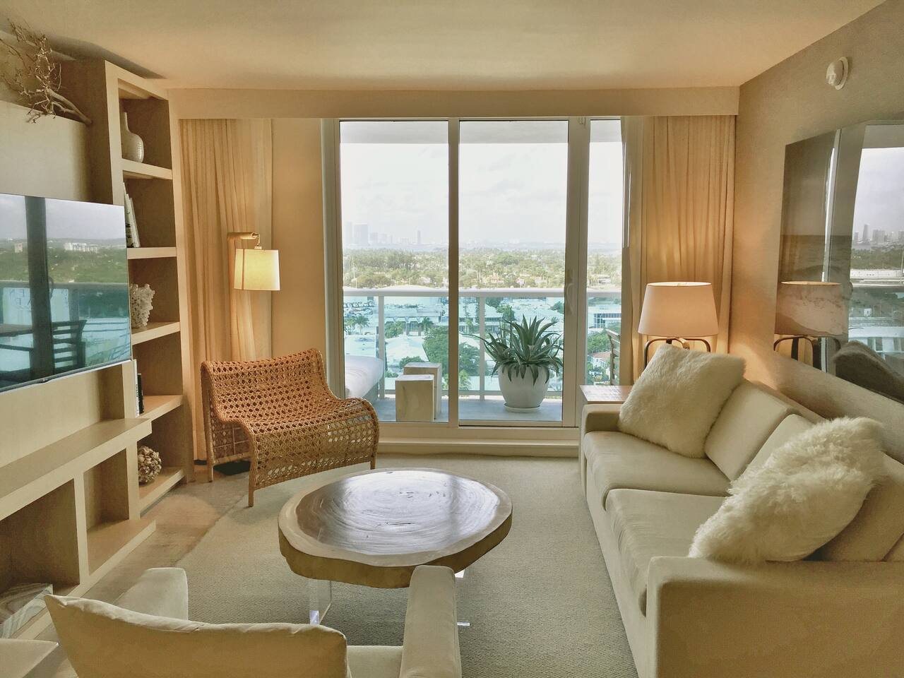 Amazing View 1 Hotel Corner Unit 2BR/2BA w Balcony - Apartment