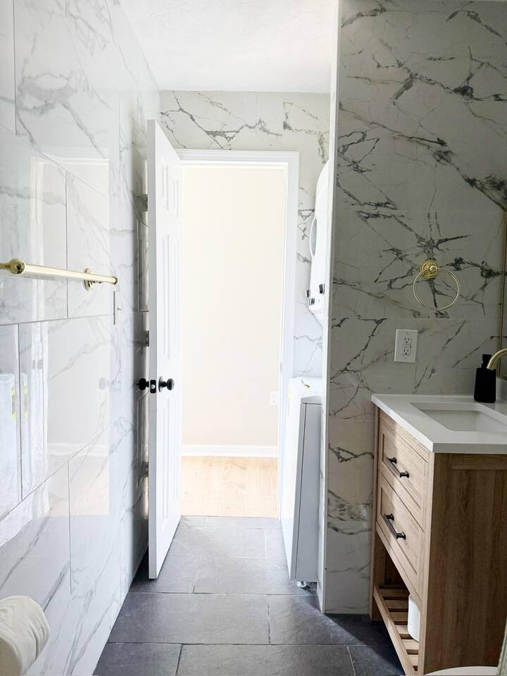 5th Street Retreat - KING 1BD-1BA Apt in Henderson