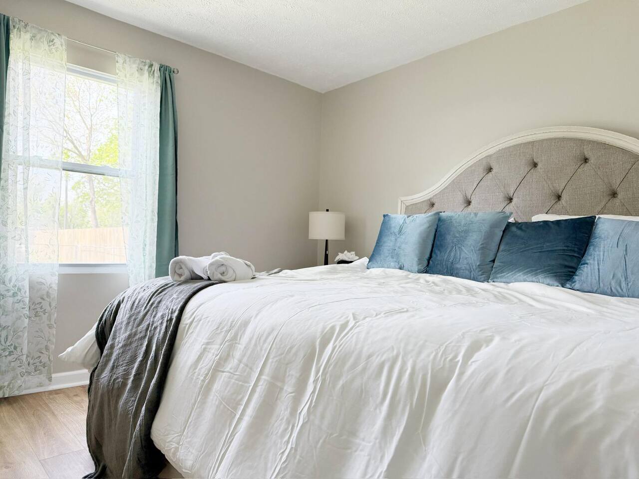 5th Street Retreat - KING 1BD-1BA Apt in Henderson