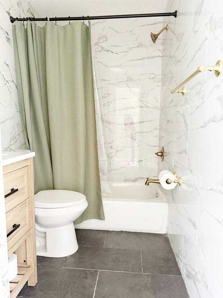 5th Street Retreat - KING 1BD-1BA Apt in Henderson