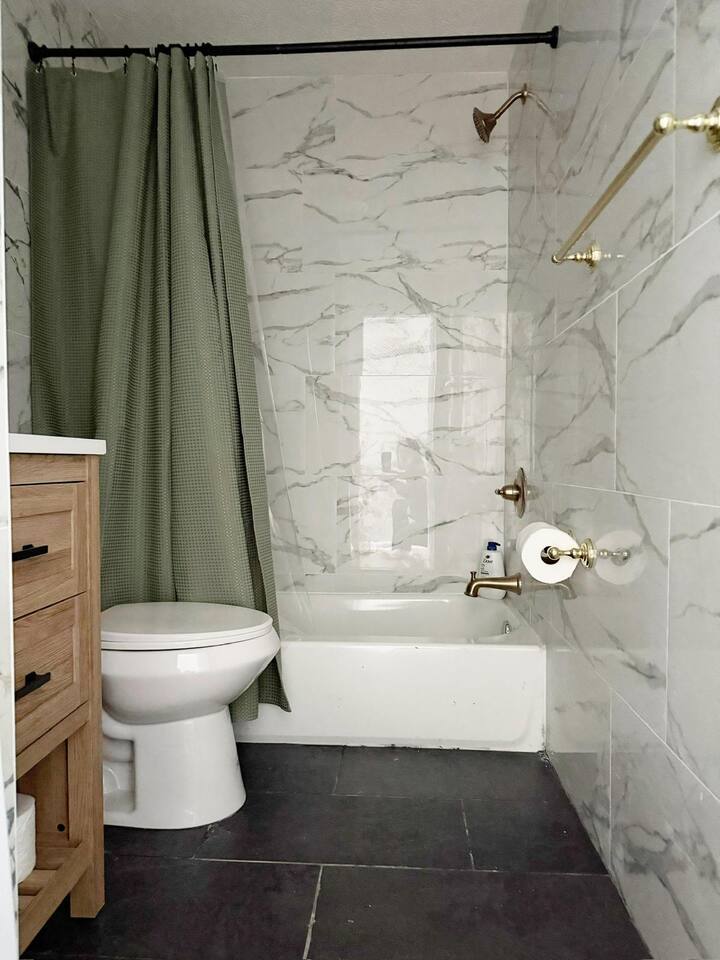 5th Street Retreat - KING 1BD-1BA Apt in Henderson