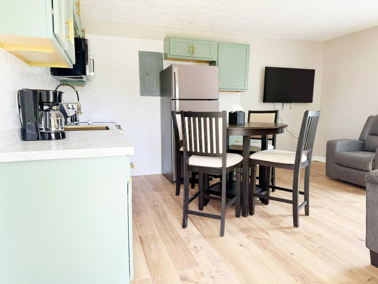 5th Street Retreat - KING 1BD-1BA Apt in Henderson