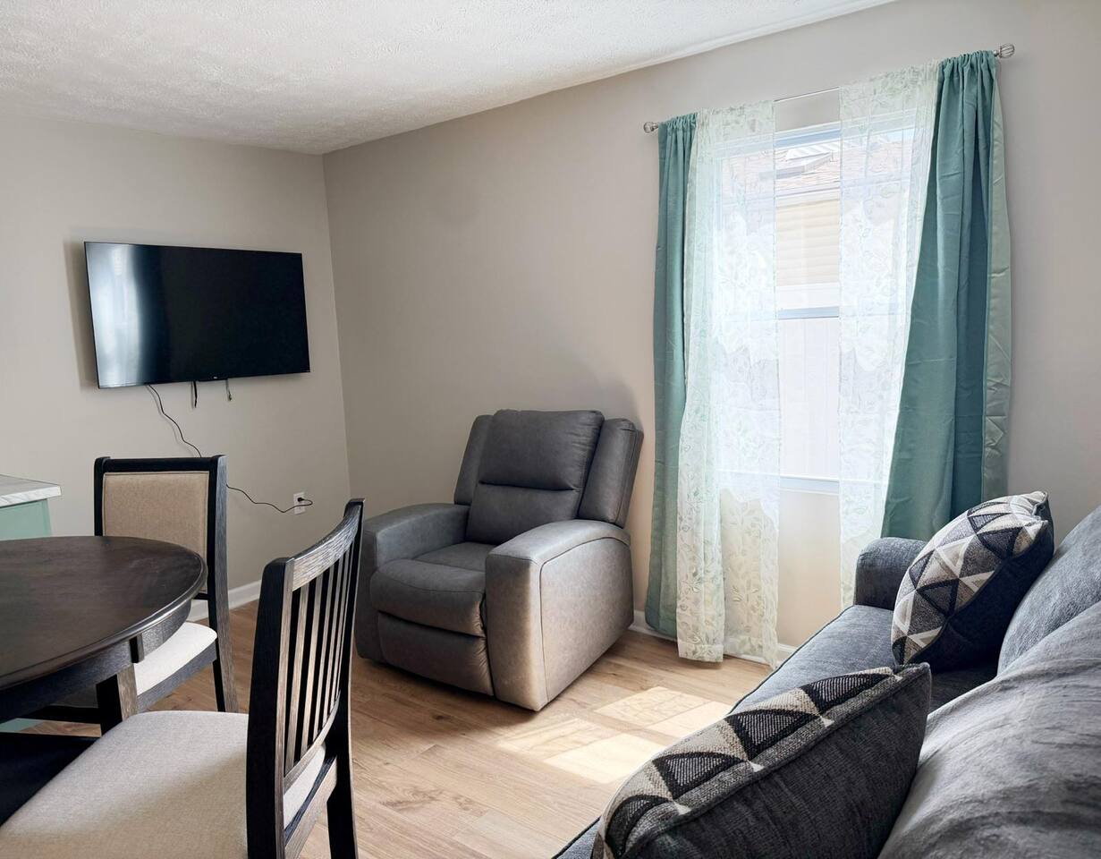 5th Street Retreat - KING 1BD-1BA Apt in Henderson