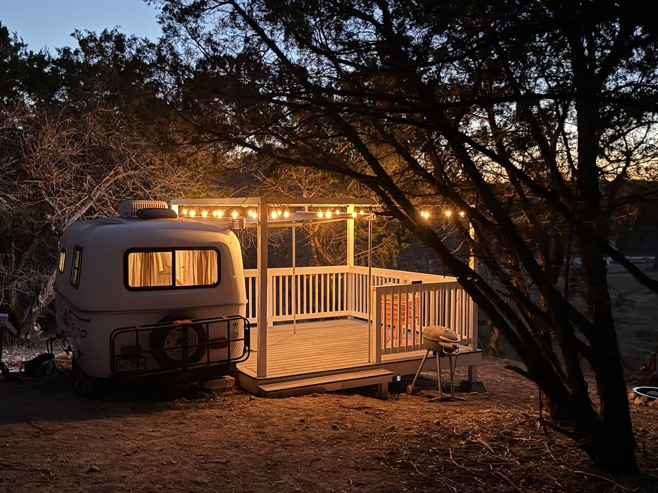 Vintage Riverfront Camper on Spring Fed Oasis