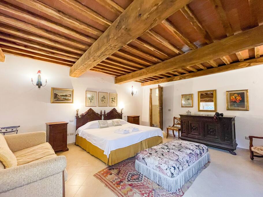 Luxury Kingsize ensuite in Tuscan Farmhouse + pool
