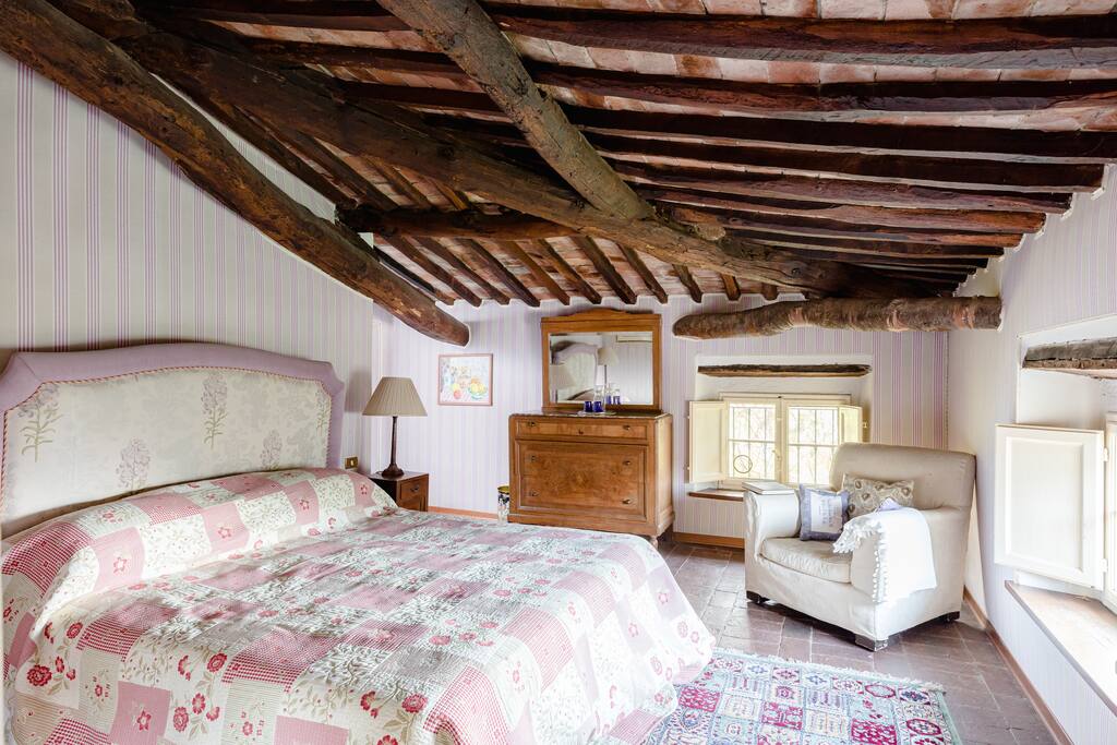 Double Ensuite in Historic Tuscan Villa with pool