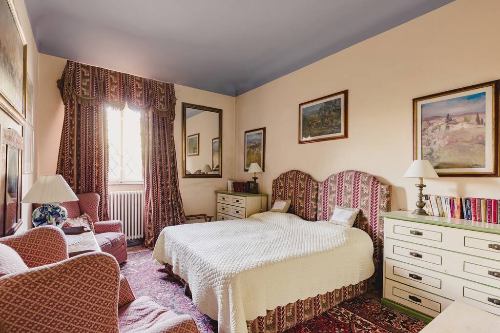 Double ensuite in Historic Tuscan Villa with Pool
